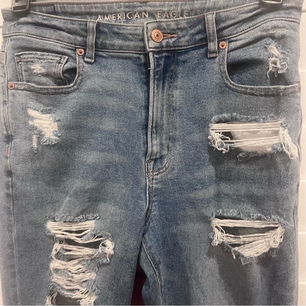 AMERICAN EAGLE Mom Jean Distressed Size 6 - Picture 2 of 8